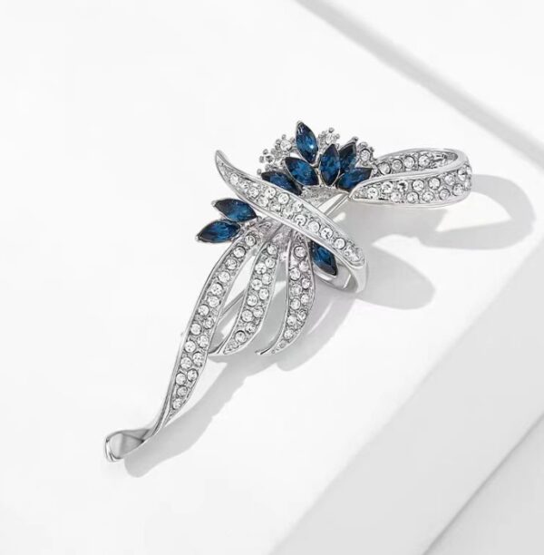 2PC New Xiaoxiangfeng Diamond Studded Leaf Brooch - Image 3